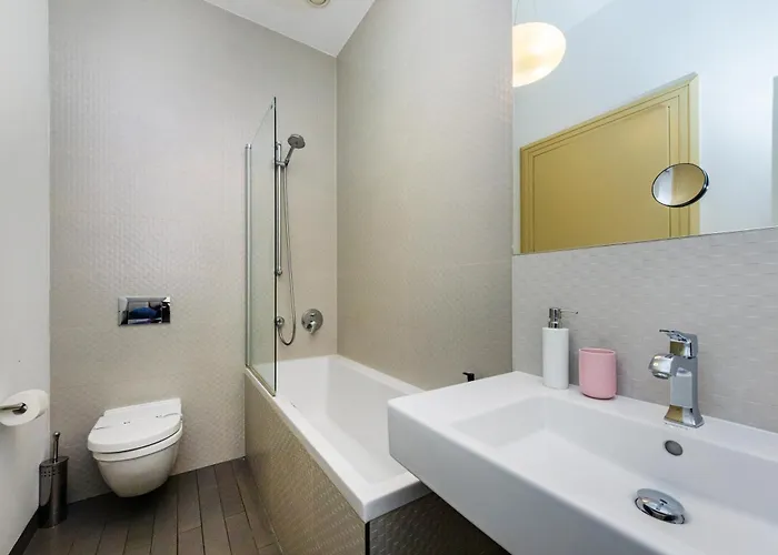 Bellevue Apartment *